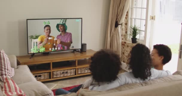 Familia Afroamericana Casa Usando Televisión Digital Haciendo Videollamadas Día San — Vídeo de stock