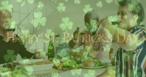 Анимация Счастливого Сообщения День Святого Патрика Клевером Оставляет Друзей Празднующих — стоковое видео
