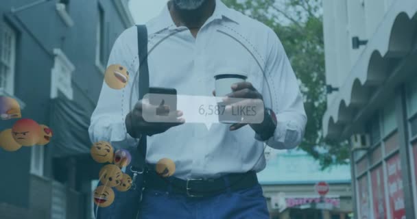아이콘 커피를 마시는 아프리카 미국인 남자에 이모티콘을 미디어 마케팅 — 비디오