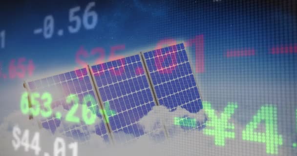 对照蓝天的太阳能电池板进行股票市场数据处理 全球金融和可再生能源概念 — 图库视频影像