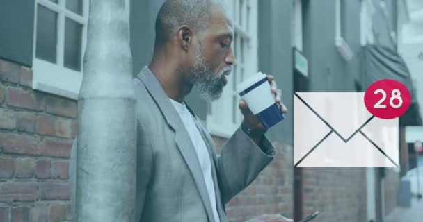 Meldingsikon Med Økende Antall Mot Afroamerikansk Pensjonist Som Drikker Kaffe – stockvideo