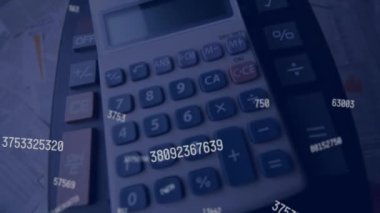 Finans faturalarına düşen hesap makinelerine karşı yüzen çok sayıda değişen sayı. küresel finans ve iş kavramı