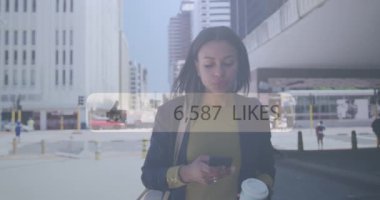 Şehirde akıllı telefon kullanan bir kadının üzerinde numaralar değişen başparmaklar ikonunun canlandırması. dijital arayüz, sosyal medya, bağlantı ve iletişim konsepti dijital olarak oluşturulmuş video.