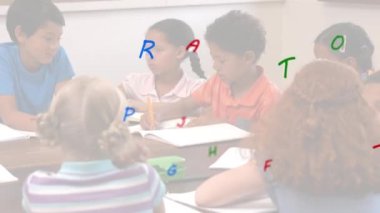 Okulda okuyan bir grup öğrenciye karşı birden fazla renkli alfabe. okul ve eğitim kavramı