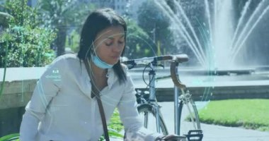 Coperid 19 hücresinin animasyonu ve akıllı telefon kullanarak yüz maskesi takan kadını tarama. küresel covid 19 salgın, dijital arayüz, bağlantı ve iletişim konsepti dijital olarak oluşturulmuş video.