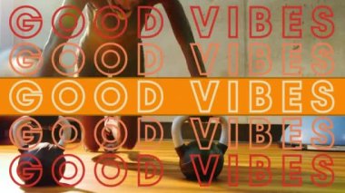 İyi titreşimlerin animasyonu, kadının şınav çekerken üzerinde turuncu çizgiler olan tekerrür metinleriyle. Retro video oyunu konsepti dijital olarak oluşturuldu.