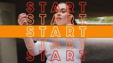 Arka planda gerinen kadının üzerinde turuncu çizgili tekrarlanan metnin canlandırması. Retro video oyunu konsepti dijital olarak oluşturuldu.