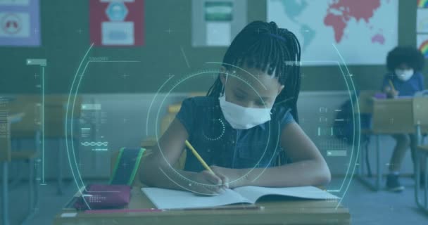 학교에서 마스크를 공부하는 여학생에 코로나 바이러스 공용어 대유행 — 비디오