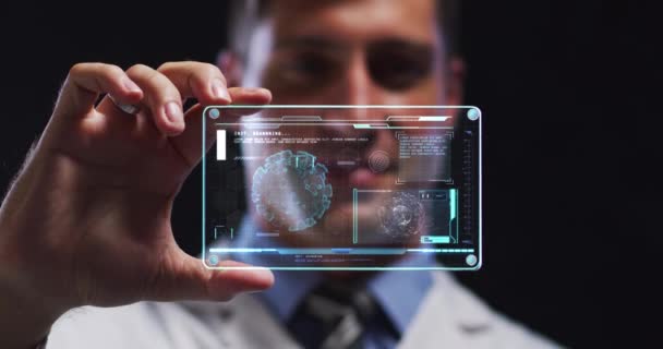 男性科学家持数字屏幕与系数19细胞的动画 全球大脑皮层病毒大流行病 科学和医学概念 — 图库视频影像
