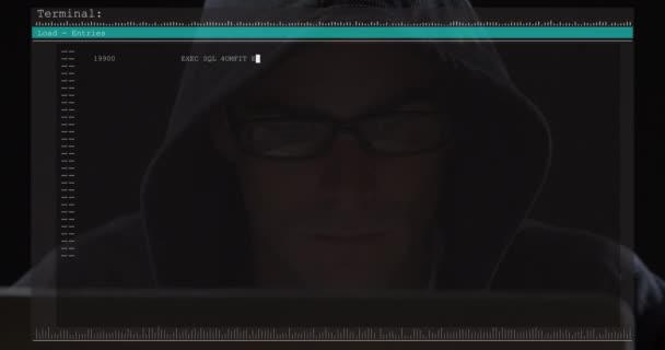 Animacja Przetwarzania Danych Ekranie Komputera Nad Męskim Hakerem Pomocą Komputera — Wideo stockowe