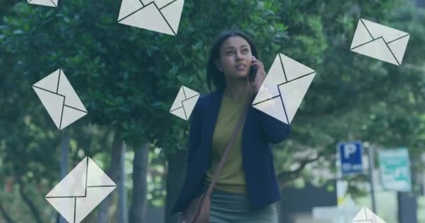 Animação Mensagens Correio Envelope Isons Sobre Mulher Falando Smartphone Interface — Vídeo de Stock