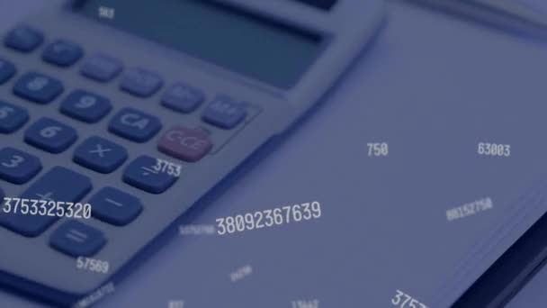 Vários Números Mudando Cair Contra Caneta Calculadora Girando Diário Conceito — Vídeo de Stock