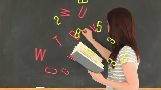 Meerdere Veranderende Nummers Alfabetten Tegen Vrouwelijke Leraar Schrijven Zwart Bord — Stockvideo