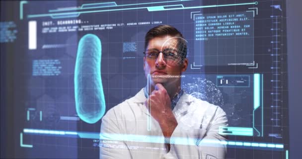通过医学数据处理 在交互式电脑屏幕后对男性科学家进行动画 全球技术 科学和医学概念数码视频 — 图库视频影像