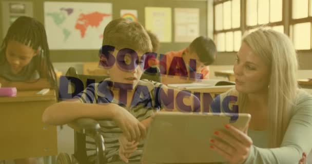 Texto Distanciamiento Social Contra Maestra Niño Incapacitado Usando Tableta Digital — Vídeos de Stock