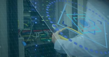 Bilgisayar sunucusunu kontrol eden teknisyenlerin tarama alanının animasyonu. dijital arayüz, bağlantı ve iletişim konsepti dijital olarak oluşturulmuş video.