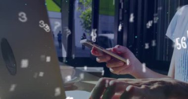 Akıllı telefon ve dizüstü bilgisayar kullanarak birden fazla kişiye karşı yüzen sayılar ve semboller. küresel ağ ve teknoloji kavramı.