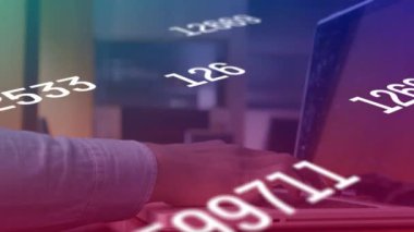 Dizüstü bilgisayar kullanarak orta kesime karşı birden fazla değişen numara. küresel ağ ve teknoloji kavramı.