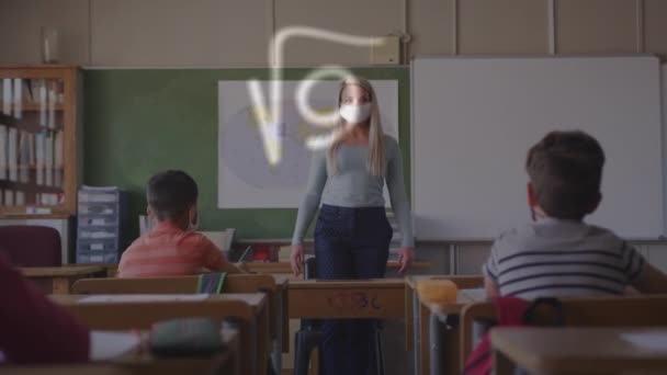 Математичні Рівняння Пливуть Проти Вчителя Жіночої Маски Вчить Школі Освіта — стокове відео