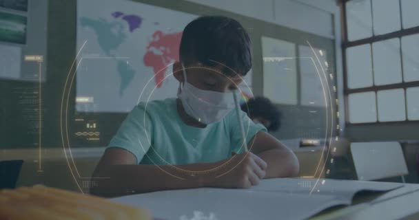 Escaneo Del Alcance Las Células Covid Contra Niño Escuela Con — Vídeo de stock