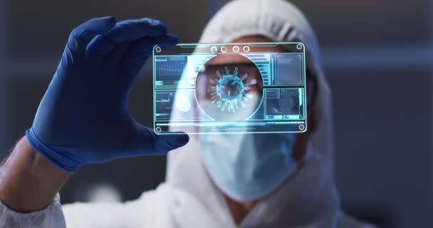 雄の科学者のアニメーションはCovid 19細胞でデジタルスクリーンを保持する 世界的なコロナウイルスのパンデミック テクノロジー 科学技術 医学の概念がデジタルで生成されたビデオ — ストック動画