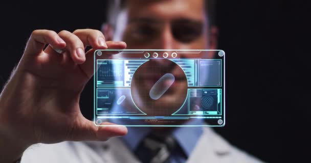 男性科学家通过医学数据处理进行交互式屏幕动画制作 全球技术 科学和医学概念数码视频 — 图库视频影像