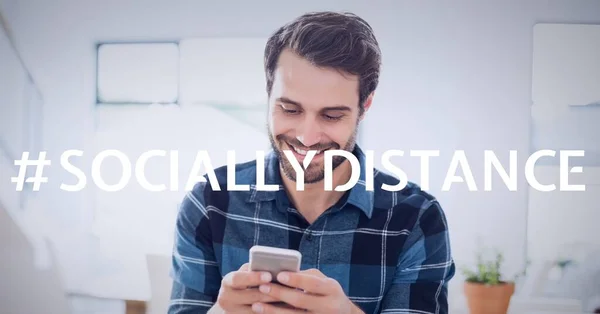 Texto Socialmente Distante Sobre Homem Sorridente Usando Smartphone Covid Conceito — Fotografia de Stock