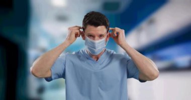 Odak hastanesinden maske takan erkek doktorun animasyonu. küresel covid 19 salgın ve dijital arayüz konsepti dijital olarak oluşturulmuş video.