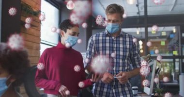 Ofiste tartışan yüz maskesi takan erkek ve bayan ofis arkadaşlarına karşı olan Covid-19 hücreleri. Coronavirus covid 19 salgını sırasında işyerinde hijyen ve sosyal mesafeler