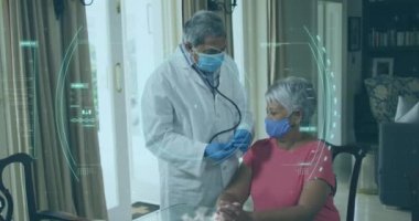 Yüz maskesi takan yaşlı bir kadın üzerinde yapılan Coperid 19 hücre ve veri işleme animasyonu. küresel covid 19 salgın, sağlık ve tıp konsepti dijital olarak üretilen video.