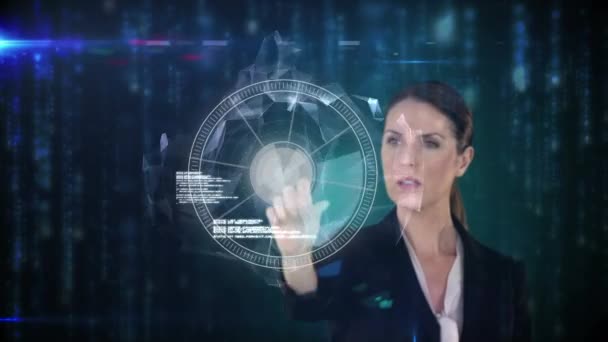目に見えない画面に触れるビジネス女性に対して丸いスキャナ上で回転地球 世界的なビジネスとコンピュータ インターフェース技術の概念 — ストック動画