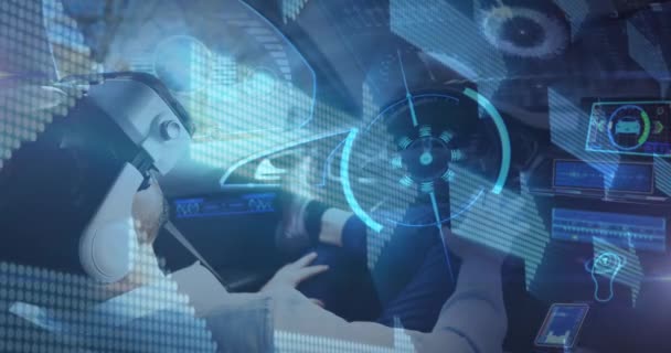 Digitális interfész adatfeldolgozással szemben viselő ember vr headset ül önvezető autó — Stock videók