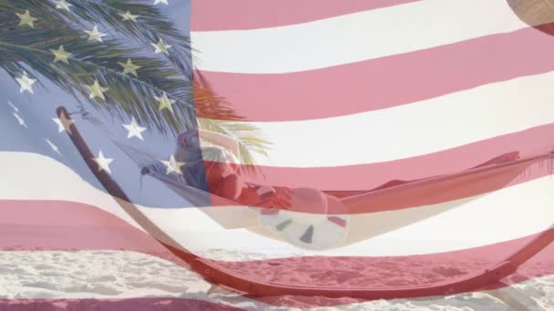 Animação Bandeira Americana Acenando Sobre Mulher Relaxando Rede Praia Eua — Vídeo de Stock