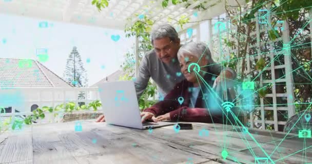 Animasi Jaringan Koneksi Yang Berputar Atas Pasangan Senior Menggunakan Laptop — Stok Video