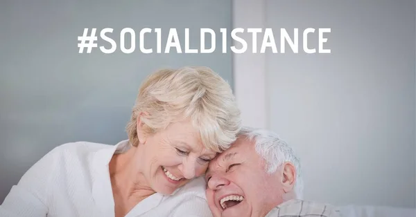 Evde Gülümseyen Yaşlı Bir Çift Için Sosyal Mesafe Mesajı Covid — Stok fotoğraf