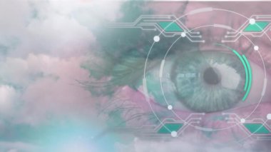 Yuvarlak tarayıcı ve mikro işlemci bağlantıları, dişi gözün gökyüzündeki bulutlara yakın olması üzerine kuruludur. siber güvenlik ve teknoloji kavramı