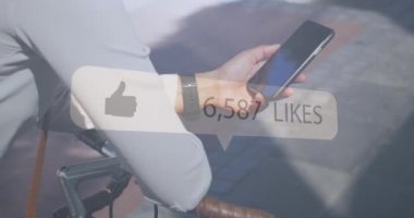 Bisikletli kadının orta kesimine karşı akıllı telefon kullanan ikon ve beğeni artışı. Sosyal medya ağı ve teknoloji kavramı