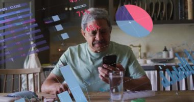 Evdeki akıllı telefonu kullanarak kıdemli adamın finansal veri işleme animasyonu. küresel iş, finans, bağlantı ve iletişim konsepti dijital olarak oluşturulmuş video.