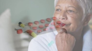 Evdeki endişeli yaşlı kadın yerine şırınga, steteskop ve ilaç animasyonu. küresel covid 19 salgın, sağlık ve tıp konsepti dijital olarak üretilen video.