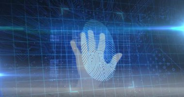 İnsan eli, biyometrik tarayıcıdan güvenlik kilidi ve mikroişlemci bağlantılarını tarıyor. siber güvenlik ve teknoloji kavramı