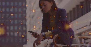 Akıllı telefon kullanan bir kadının dijital simgelerle olan bağlantılarının animasyonu. küresel sosyal medya, bağlantı ve iletişim konsepti dijital olarak oluşturulmuş video.