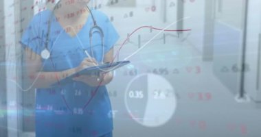 Borsa verileri, panoya yazı yazan kadın sağlık çalışanlarına karşı işleniyor. küresel finans ve tıbbi araştırma teknolojisi kavramı