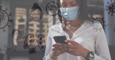 Yüz maskesi takan akıllı telefon kullanan kadın üzerinde covid 19 simgesi. küresel covid 19 salgın, sağlık ve tıp konsepti dijital olarak üretilen video.