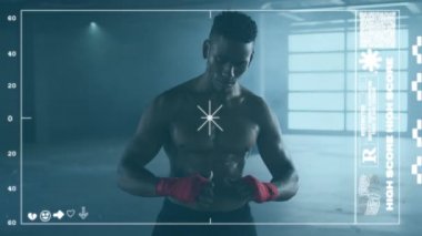 Elinde kayışlar olan erkek boksör ile kamera arayüzünün dijital birleşik videosu. dijital arayüz ve spor fitness kavramı