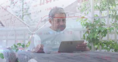 Evde tablet kullanan yaşlı bir adamın finansal veri işleme animasyonu. küresel teknoloji, finans ve iş konsepti dijital olarak oluşturulmuş video.