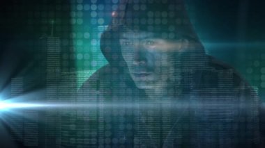 Civardaki hacker 'ın etrafına bakarken yanıp sönen yeşil ışık ve şehir manzarası animasyonu. Çevrimiçi güvenlik siber saldırı konsepti dijital olarak oluşturulmuş video.