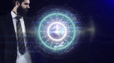 İşadamı mavi arka planda veri işleme cihazını tutuyor. küresel iş ve bilgisayar arayüzü teknolojisi kavramı