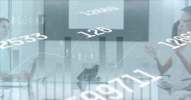 Ofiste tokalaşan iki iş adamına karşı mali veri işleme ve değişen numaralar. küresel iş ve teknoloji kavramı