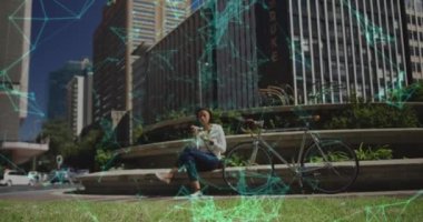 Modern şehirde yemek yiyen kadınlar üzerindeki bağlantı ağlarının animasyonu. küresel ağ, bağlantı ve iletişim konsepti dijital olarak oluşturulmuş video.