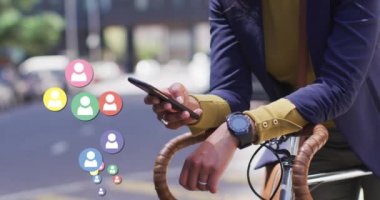 Akıllı telefon kullanarak bisikletli bir kadına karşı yüzen birden fazla profil simgesi